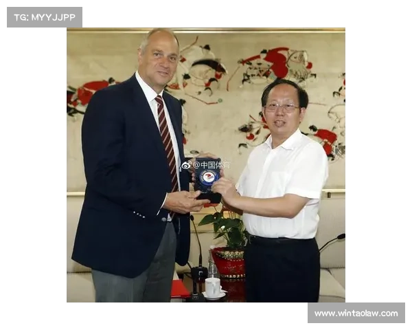 格雷夫以未获直飞机票为由拒绝国家队报道，将无法按时抵达